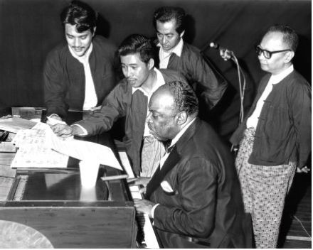 <p>Count Basie has a final rehearsal of the popular Burmese song, “Emerald Dusk,” 1971<br />
Rangoon (Yangon), Burma</p>
