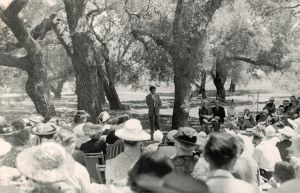 <p>Jiddu Krishnamurti giving a lecture in the Oak Grove, 1930s<br />
Ojai, California<br />
Courtesy of Krishnamurti Foundation of America, 23065-KFA-P</p>
