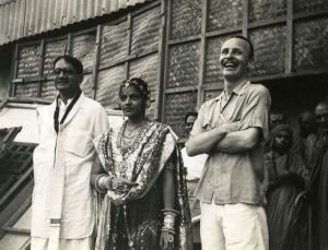 <p>Director Ellis R. Dungan with cast members on the set of <em>Meera</em>, 1945<br />
Madras, Tamil Nadu<br />
Photograph by Frank Bond<br />
Courtesy of the Southern Asia Department, University of Chicago Library, bond_0407</p>
