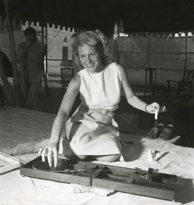 <p>Margaret Bourke-White spinning cotton, 1946<br />
Ahmedabad, Gujarat<br />
Photograph by Margaret Bourke-White<br />
Courtesy of The LIFE Premium Collection, Getty Images, 480012909</p>
