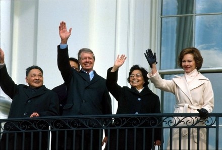 <p>Vice Premier Deng Xiaoping and President Jimmy Carter wave to a crowd at the White House, 1979<br />
Washington, D.C.<br />
<em>Dirck Halstead/Getty Images, 768802</em></p>
<hr>
<p>邓小平副总理和吉米·卡特总统在白宫向群众挥手致意，1979年<br />
华盛顿D.C.<br />
<em>Dirck Halstead/Getty Images, 768802</em></p>
