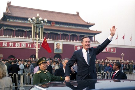 <p>President George H.W. Bush waves to a crowd during a visit to the Forbidden City, 1989<br />
Beijing<br />
<em>George Bush Presidential Library and Museum</em></p>
<hr>
<p>乔治·H·W·布什总统参观紫禁城时向群众挥手致意，1989年<br />
北京<br />
<em>乔治·布什总统图书馆暨博物馆</em></p>
