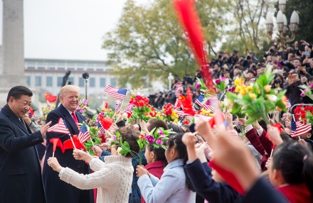 <p>President Donald Trump and President Xi Jinping greet a crowd, 2017<br />
Beijing<br />
<em>Official White House Photo by Shealah Craighead</em></p>
<hr>
<p>唐纳德·特朗普总统和习近平主席向群众致意，2017年<br />
北京<br />
<em>Shealah Craighead 拍摄的白宫官方照片</em></p>
