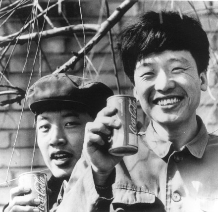 <p>Two Men drinking Coke, c. 1980<br />
Unknown Location in China<br />
<em>Courtesy of Coca-Cola Archives</em></p>
<hr />
<p>喝可乐的两个人，约1980年<br />
中国某地<br />
<em>可口可乐档案馆友情提供</em></p>
