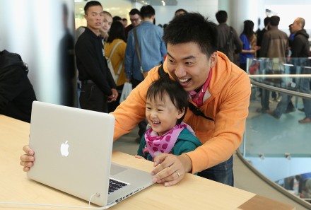 <p>Father and daughter test a Macbook Pro, 2012<br />
Beijing<br />
<em>Feng Li/Getty Images, 154437344</em></p>
<hr>
<p>父女试玩苹果电脑，2012年<br />
北京<br />
<em>Feng Li/Getty Images, 154437344</em></p>
