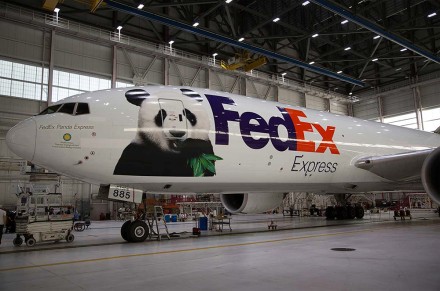 <p>FedEx airplane transports BaoBao, 2017<br />
Washington, D.C.<br />
<em>FedEx</em></p>
<hr />
<p>联邦快递飞机空运熊猫“宝宝”，2017年<br />
华盛顿D.C.<br />
<em>联邦快递</em></p>
