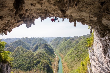 <p>Alex Honnold climbs Getu Arch, 2016<br />
Getu Valley National Park, Guizhou<br />
<em>Photo by Jimmy Chin</em></p>
<hr />
<p>亚历克斯·霍诺尔德攀登格凸岩壁，2016年<br />
贵州格凸河国家级风景名胜区<br />
<em>金国威 摄</em></p>
