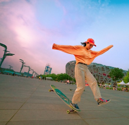 <p>A young woman skateboarding, 2018<br />
Beijing<br />
<em>Photo by Trey Ratcliff/Flickr</em></p>
<hr />
<p>年轻女子玩滑板, 2018年<br />
北京<br />
<em>Trey Ratcliff摄/Flickr</em></p>
