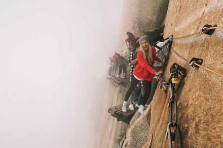 <p>An American tourist climbs Mount Hua, 2018<br />
Huayin, Shaanxi<br />
<em>@TheBlondeAbroad, Author of TheBlondeAbroad.com</em></p>
<hr>
<p>美国游客攀登华山，2018年<br />
陕西华阴<br />
<em>@TheBlondeAbroad, TheBlondeAbroad.com 作者</em></p>
