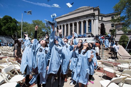 <p>Chinese graduates of Columbia University throw their mortarboards into the air, 2016<br />
New York, New York<br />
<em>Li Muzi/Xinhua/Alamy Live News, G1TGHM</em></p>
<hr>
<p>哥伦比亚大学的中国毕业生将学位帽抛向空中，2016年<br />
纽约州纽约市<br />
<em>Li Muzi/新华/Alamy Live News, G1TGHM</em></p>
