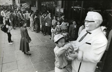 <p>Opening day at China’s first KFC, 1987<br />
Beijing<br />
<em>KFC/Yum China</em></p>
<hr>
<p>中国第一家肯德基开业日，1987年<br />
北京<br />
<em>肯德基/百胜中国</em></p>
