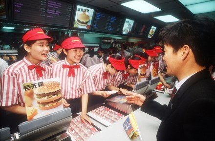 <p>Opening Day at Beijing’s first McDonald’s, 1992<br />
Beijing<br />
<em>Forrest Anderson/Getty Images,51040877</em></p>
<hr>
<p>北京第一家麦当劳开业日，1992年<br />
北京<br />
<em>Forrest Anderson/Getty Images, 51040877</em></p>
