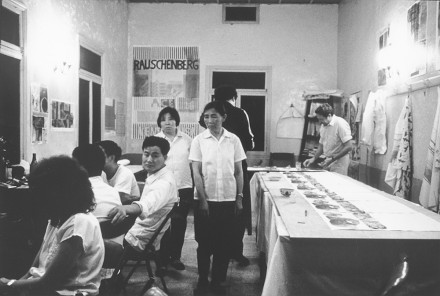 <p>Robert Rauschenberg (right) works on his 7 Characters series at a Xuan paper mill, 1982<br />
Jingxian, Anhui<br />
<em>©Robert Rauschenberg Foundation and Universal Limited Art Editions, RRF Registration# 85.E008</em></p>
<hr>
<p>罗伯特·劳森伯格（右）在宣纸厂创作“七个字”系列作品，1982年<br />
安徽泾县<br />
<em>©罗伯特·劳森伯格基金会和Universal Limited Art Editions, RRF注册号85.E008</em></p>
