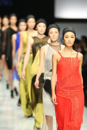 <p>Vera Wang Fashion Show, 2014<br />
Shanghai<br />
<em>Eli Schmidt; Zhou Junxiang/Imaginechina via AP Images, 50835367867</em></p>
<hr>
<p>王薇薇时装秀，2014年<br />
上海<br />
<em>Eli Schmidt; Zhou Junxiang/Imaginechina via AP Images, 50835367867</em></p>
