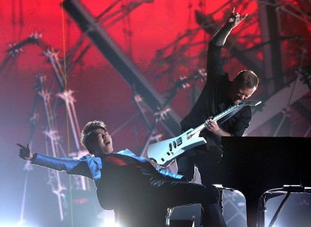 <p>Lang Lang (left) performs with James Hetfield of Metallica at the 56th Grammy Awards, 2014<br />
Los Angeles, California<br />
<em>Kevin Winter/WireImage, 465349219</em></p>
<hr>
<p>郎朗（左）与金属乐队主唱詹姆斯·赫特菲尔德在第56届格莱美颁奖典礼上同台演出，2014年<br />
加利福尼亚州洛杉矶<br />
<em>Kevin Winter/WireImage, 465349219</em></p>
