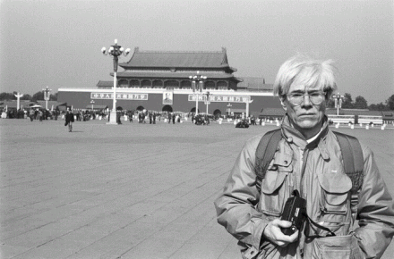 <p>Andy Warhol visits Tiananmen Square, 1982<br />
Beijing<br />
<em>PHOTO: Christopher Makos 1982 makostudio.com</em></p>
<hr />
<p>安迪·沃霍尔参观天安门广场，1982年<br />
北京<br />
<em>照片：</em><em>Christopher Makos 1982 makostudio.com</em></p>
