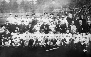 <p>Chicago White Sox and New York Giants with Keio University players, 1914<br />
Tokyo<br />
Courtesy of the Library of Congress</p>
<p>シカゴ・ホワイトソックス、およびニューヨーク・ジャイアンツ と慶応大学の選手たち、1914年<br />
東京<br />
写真提供:　米国議会図書館</p>
