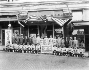 <p>Keio University baseball team in front of the Northern Pacific Hotel, 1928<br />
Seattle, Washington<br />
Photograph by Jackson Studio<br />
Courtesy of the Wing Luke Museum</p>
<p>慶応大学野球チーム、ノーザン・パシフィック・ホテル前にて、1928年<br />
ワシントン州、シアトル<br />
撮影: Jackson Studio<br />
写真提供:　ウィング・ルーク博物館</p>
