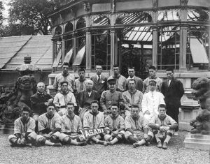 <p>Seattle Asahi visit Sir Ōkuma Shigenobu (middle row, third from left), founder of Waseda University, at his home, ca. 1914-1921<br />
Tokyo<br />
Courtesy of the University of Washington</p>
<p>早稲田大学創立者の大隈重信候（中段、左から３人目）の<br />
自宅を訪問したシアトル朝日チーム、1914-1921年ごろ<br />
東京<br />
写真提供:　ワシントン大学</p>
