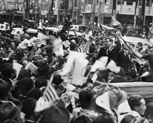 <p>Babe Ruth receives a hero’s welcome to Japan, 1934<br />
Tokyo<br />
Courtesy of AP Photo</p>
<p>オール・アメリカン・チームのメンバーが明治神宮を訪問、1934年<br />
東京、渋谷<br />
写真提供:　ベーブルース・セントラル</p>
