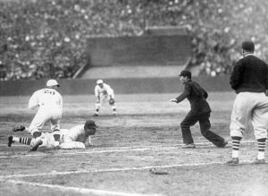 <p>Minoru Yamashita attempts to tag Babe Ruth out during a game at Meiji Stadium, 1934<br />
Tokyo<br />
Courtesy of AP Photo</p>
<p>明治（神宮）球場の試合でベーブ・ルースをタッチアウトしようとする山下実、1934年<br />
東京<br />
写真提供:　AP Photo</p>
