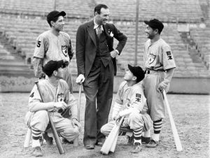 <p>Frank “Lefty” O’Doul with Japanese All-Star players, including Eiji Sawamura, 1935<br />
San Francisco, California<br />
Courtesy of the San Francisco Public Library</p>
<p>沢村栄治をはじめとする日本のオールスター選手たちと<br />
フランク・レフティー・ オドゥール、1935年<br />
カリフォルニア州、サンフランシスコ<br />
写真提供:　サンフランシスコ公共図書館</p>
