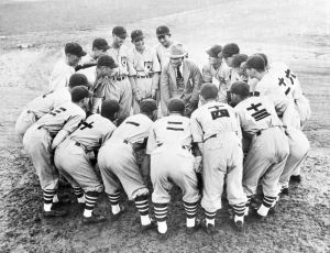 <p>Tokyo Giants talk in an American-style huddle, 1935<br />
San Francisco, California<br />
Courtesy of Bettman/Getty</p>
<p>米国流の円陣で話す東京ジャイアンツの選手たち、1935年<br />
カリフォルニア州、サンフランシスコ<br />
写真提供:　Bettman/Getty</p>
