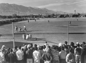 <p>A baseball game in Manzanar, 1943<br />
Manzanar, California<br />
Photograph by Ansel Adams<br />
Courtesy of the Library of Congress</p>
<p>マンザナールでの野球の試合、1943年<br />
カリフォルニア州、マンザナール<br />
撮影:　アンセル・アダムス<br />
写真提供:　米国議会図書館</p>
