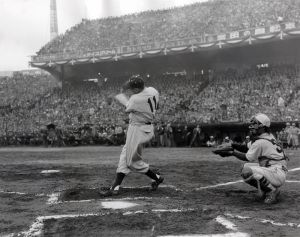 <p>Lefty O’Doul makes a pinch hit against the Tokyo Giants, 1949<br />
Tokyo<br />
Photograph by Charles Rosecrans<br />
Courtesy of the San Francisco Public Library</p>
<p>東京ジャイアンツとの試合で代打に立つレフティー ・オドゥール、1949年<br />
東京<br />
撮影:　Charles Rosecrans<br />
写真提供:　サンフランシスコ公共図書館</p>
