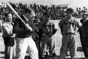 <p>Joe DiMaggio provides batting tips to the Hiroshima Carp with help from Kenshi “Harvey” Zenimura (left), 1954<br />
Tokyo<br />
Courtesy of the Nisei Baseball Research Project</p>
<p>ハービー銭村（銭村健四）（左）に助けてもらいながら<br />
広島カープの選手にバッティングのコツを教えるジョー・ディマジオ、1954年<br />
東京<br />
写真提供:　二世野球研究プロジェクト</p>
