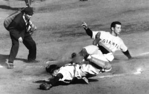 <p>Wally Yonamine slides into home past Nankai Hawks catcher Keizo Tsutsui in Game 1 of the Japan Series, 1951<br />
Osaka<br />
Courtesy of the Yonamine Family</p>
<p>日本シリーズ第一戦で南海ホークスのキャッチャー、<br />
筒井敬三の脇をすり抜けて、ホームベースめがけてスライディングするウォーリー与那嶺、1951年<br />
大阪<br />
写真提供:　与那嶺家</p>
