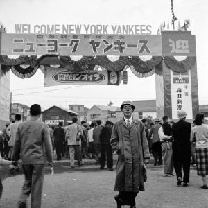 <p>Baseball fan in front of New York Yankees welcome sign, 1955<br />
Tokyo</p>
<p>ニューヨーク・ヤンキースの歓迎サインの前に立つ野球<br />
ファン、1955年<br />
東京</p>
