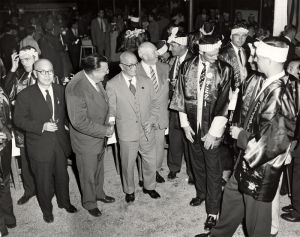<p>Brooklyn Dodgers players wear <em>happi</em> and <em>hachimaki</em> as Sotaro Suzuki (second from left) watches Dodgers President Walter O’Malley shake hands with Matsutaro Shoriki, 1956<br />
Tokyo<br />
Courtesy of Peter O’Malley</p>
<p>法被と鉢巻姿のブルックリン・ドジャースの選手たち、<br />
ドジャース社長のウォルター・オマリーと正力松太郎の握手を見守る鈴木惣太郎（左から２番目）、1956 年<br />
東京<br />
写真提供:　ピーター・オマリー</p>
