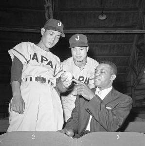<p>Willie Mays with Japan High School All-Star players Yukio Minegishi (left) and Tetsuo Kaneko (center), 1959<br />
Los Angeles, California<br />
Photograph by Don Brinn<br />
Courtesy of AP Photo</p>
<p>ウィリー・メイズと日本高校野球オールスター選手の峯岸幸雄（左）と金子哲夫（中央）、1959年<br />
カリフォルニア州、ロサンゼルス<br />
撮影:　 Don Brinn<br />
写真提供:　AP Photo</p>
