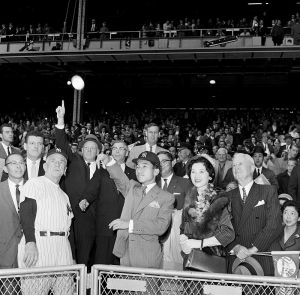 <p>Prince Akihito throws the first pitch at Yankee Stadium, 1960<br />
New York, New York<br />
Courtesy of AP Photo</p>
<p>ヤンキー・スタジアムで始球式に臨まれる皇太子明仁親王殿下、1960年<br />
ニューヨーク州、ニューヨーク<br />
写真提供:　AP Photo</p>
