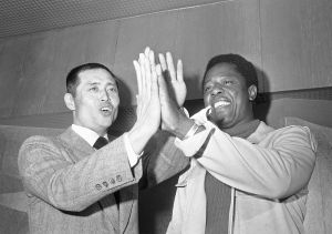 <p>Sadaharu Oh and Hank Aaron compare hand sizes at a press conference, 1974<br />
Tokyo<br />
Courtesy of AP Photo</p>
<p>記者会見で手の大きさを比較する王貞治とハンク・アーロン、 1974年<br />
東京<br />
写真提供:　AP Photo</p>
