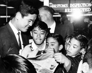 <p>Masanori Murakami greeted by fans at U.S. customs, 1965<br />
San Francisco, California<br />
Courtesy of the San Francisco Giants</p>
<p>米国税関でファンの歓迎を受ける村上雅則、1965年<br />
カリフォルニア州、サンフランシスコ<br />
写真提供:　サンフランシスコ・ジャイアンツ</p>
