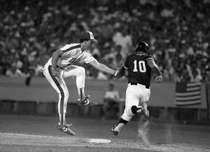 <p>Mark McGwire and Katsumi Hirosawa during the Summer Olympics gold medal game, 1984<br />
Los Angeles, California<br />
Photograph by Ray Stubblebine<br />
Courtesy of AP Photo</p>
<p>夏季オリンピックの決勝戦でのマーク・マグワイアと広沢克実、 1984年<br />
カリフォルニア州、ロサンゼルス<br />
撮影:　Ray Stubblebine<br />
写真提供:　AP Photo</p>
