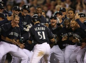 <p>Teammates mob Ichiro Suzuki after his game-winning two-run homer in the bottom of the ninth against the New York Yankees, 2009<br />
Seattle, Washington<br />
Photograph by Otto Greule Jr.<br />
Courtesy of Getty Images</p>
<p>ニューヨーク・ヤンキース戦で、９回裏にサヨナラ・ツーラン・ホームランを打ち、チームメイトにもみくちゃにされる鈴木イチロー、2009年<br />
ワシントン州、シアトル<br />
撮影:　 Otto Greule Jr.<br />
写真提供:　Getty Images</p>
