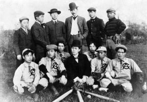 <p>Fuji Athletic Club with Chiura Obata (bottom, far right), ca. 1903<br />
San Francisco, California<br />
Courtesy of the Nisei Baseball Research Project</p>
<p>小圃千浦（おばた ちうら）(下段、右端)と富士アスレチック・クラブ、1903年ごろ<br />
カリフォルニア州、サンフランシスコ<br />
写真提供: 二世野球研究プロジェクト</p>
