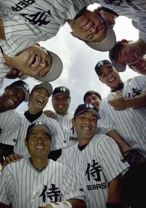 <p>Manager Warren Cromartie (left, center), and members of the Japan Samurai Bears huddle at their Media and Kids Day at Cheviot Recreation Center, 2005<br />
Los Angeles, California<br />
Photograph by Christian Petersen<br />
Courtesy of Getty Images</p>
<p>チェビオ・レクリエーション・センターで開催された<br />
メディア・アンド・キッズ・デーで、日本のサムライ ・ベアーズの選手たちと円陣を組むウォーレン・クロマティ監督（左、中央）、2005年<br />
カリフォルニア州、ロサンゼルス<br />
撮影:　Christian Petersen<br />
写真提供:　Getty Images</p>

