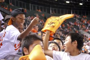 <p>American and Japanese youth watch an Orioles game, 2011<br />
Baltimore, Maryland<br />
Courtesy of the U.S. Department of State’s Bureau of Educational and Cultural Affairs-SportsUnited Division</p>
<p>オリオールズの試合を観戦するアメリカと日本の若者たち、2011年<br />
メリーランド州、ボルチモア<br />
写真提供:　米国国務省教育文化局-SportsUnited 部</p>
