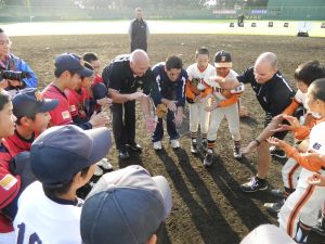 <p>Cal Ripken Jr. leads a group huddle, 2011<br />
Kyoto, Honshū<br />
Courtesy of the U.S. Department of State’s Bureau of Educational and Cultural Affairs-SportsUnited Division</p>
<p>円陣を組むカル・リプケン・ジュニア、2011年<br />
京都<br />
写真提供:　米国国務省教育文化局-SportsUnited 部</p>
