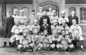 <p>Shunzo Takaki (back, second from right) with the University of Pennsylvania team, 1907<br />
Philadelphia, Pennsylvania<br />
Courtesy of the University of Pennsylvania</p>
<p>高木俊三（たかき しゅんぞう）（後列、右から二人目） と<br />
ペンシルバニア大学チーム、1907年<br />
ペンシルバニア州、フィラデルフィア<br />
写真提供: ペンシルバニア大学</p>
