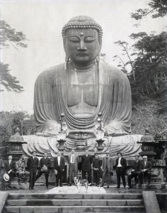 <p>The University of Chicago players visit the Great Buddha, 1910<br />
Kamakura, Kanagawa<br />
Courtesy of The University of Chicago</p>
<p>シカゴ大学の選手が大仏を訪問、1910年<br />
神奈川県、鎌倉市<br />
写真提供: シカゴ大学</p>
