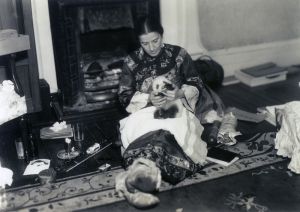 <p>Ruth Harkness bottle feeding Su-Lin at the Palace Hotel, 1936<br />
Shanghai<br />
Courtesy of Mary Lobisco</p>
