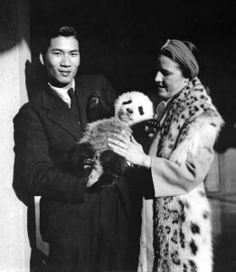 <p>Quentin Young and Ruth Harkness with Mei Mei, 1938<br />
Hong Kong S.A.R.<br />
Courtesy of Quentin Young, Jack T. Young and Adelaide “Su-Lin” Young Archives</p>
