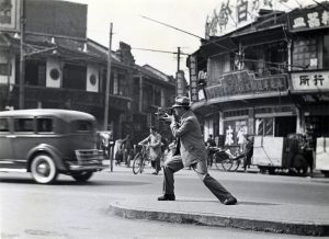 <p>Robert Florey filming on the streets, 1937<br />
Shanghai<br />
Courtesy of the Robert Florey Papers, Margaret Herrick Library, Academy of Motion Picture Arts and Sciences, 178_070034_p012</p>
