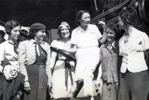 <p>Lee Ya-Ching (Li Xiaqing) with American women aviators, 1939<br />
Pittsburgh, Pennsylvania<br />
Courtesy of the Smithsonian National Air and Space Museum, NASM 85-4640</p>
