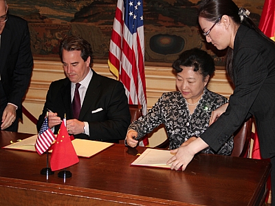 Ambassador Stuart Holliday and Chinese Vice Minister of Culture, Madame Zhao Shaohua, sign a Memorandum of Understanding between Meridian and the China International Culture Association.